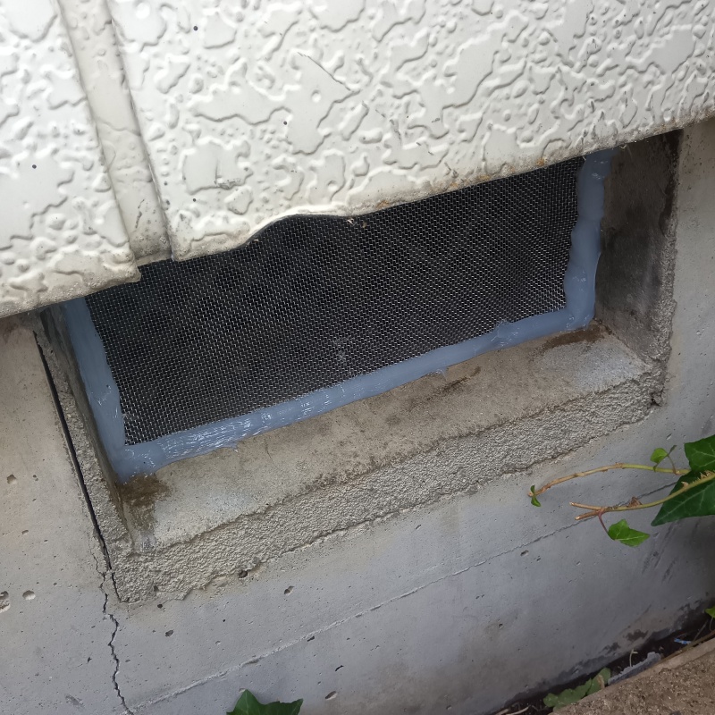 床下換気口をネットとパテで封鎖