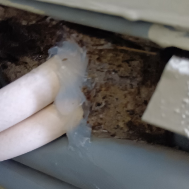 配管が通る穴のすき間を封鎖