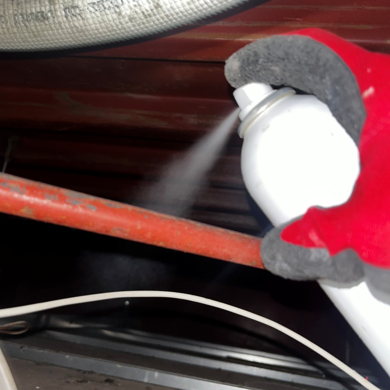 忌避スプレーを散布