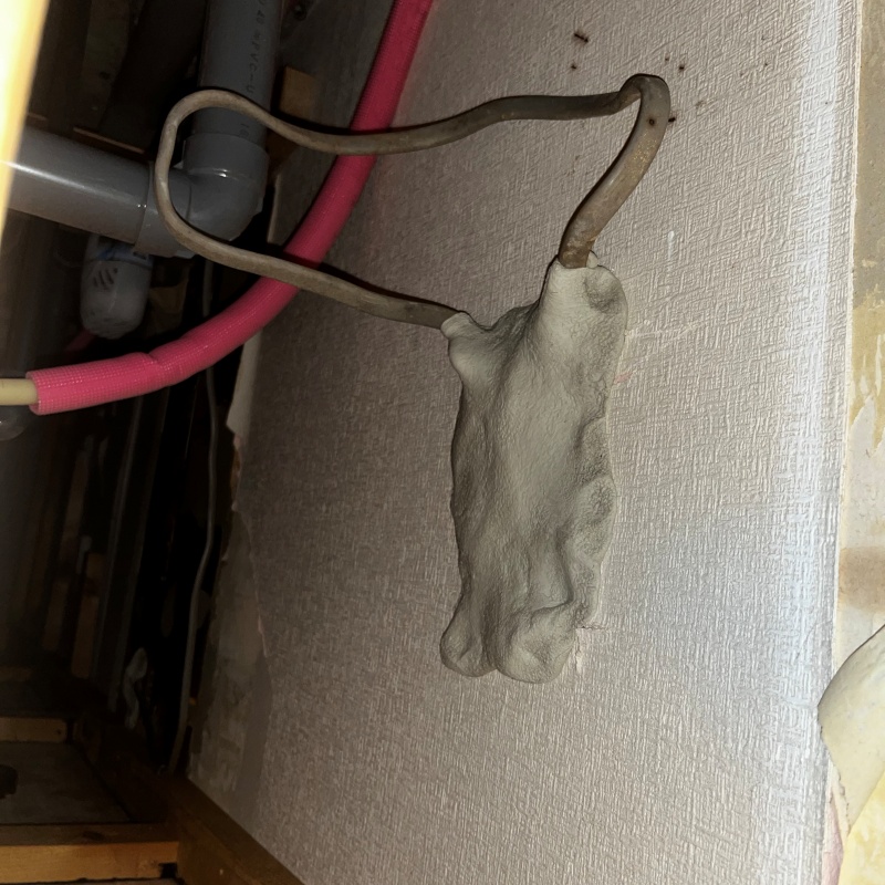 配線が通る穴のすき間を封鎖