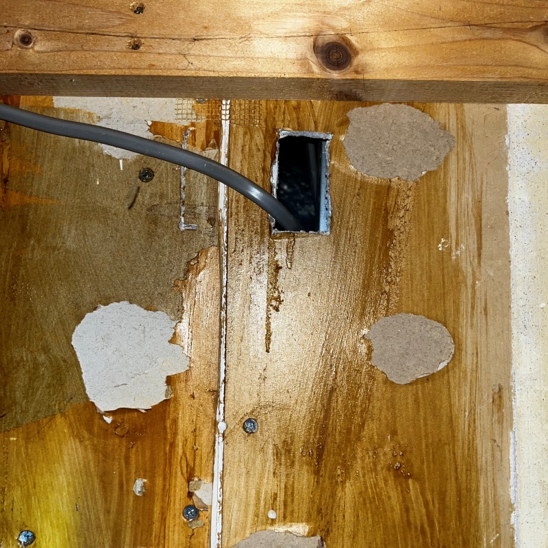 配線が通る穴や壁の穴を封鎖