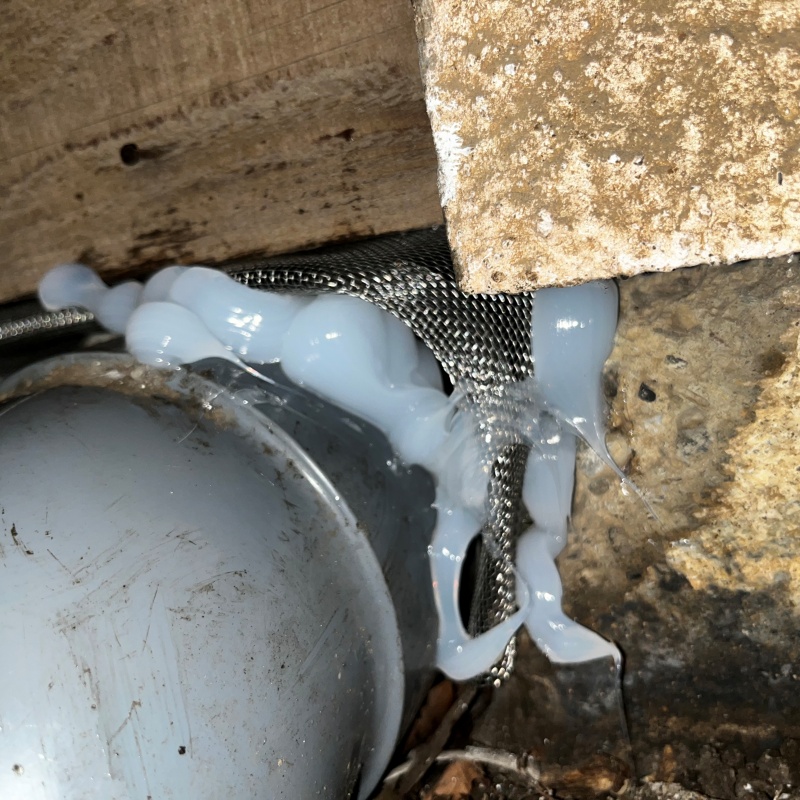 配管と梁の間のすき間を封鎖