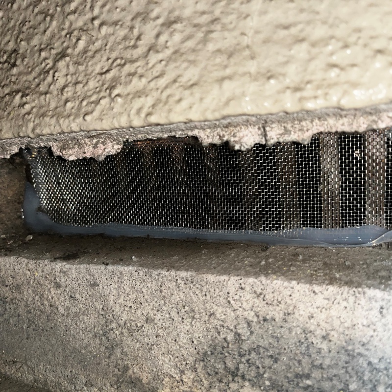 床下換気口に金網を設置