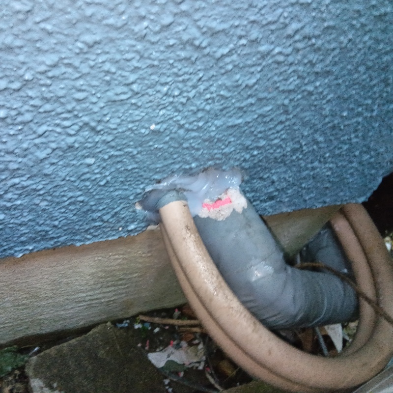 配管の通る穴のすき間を封鎖