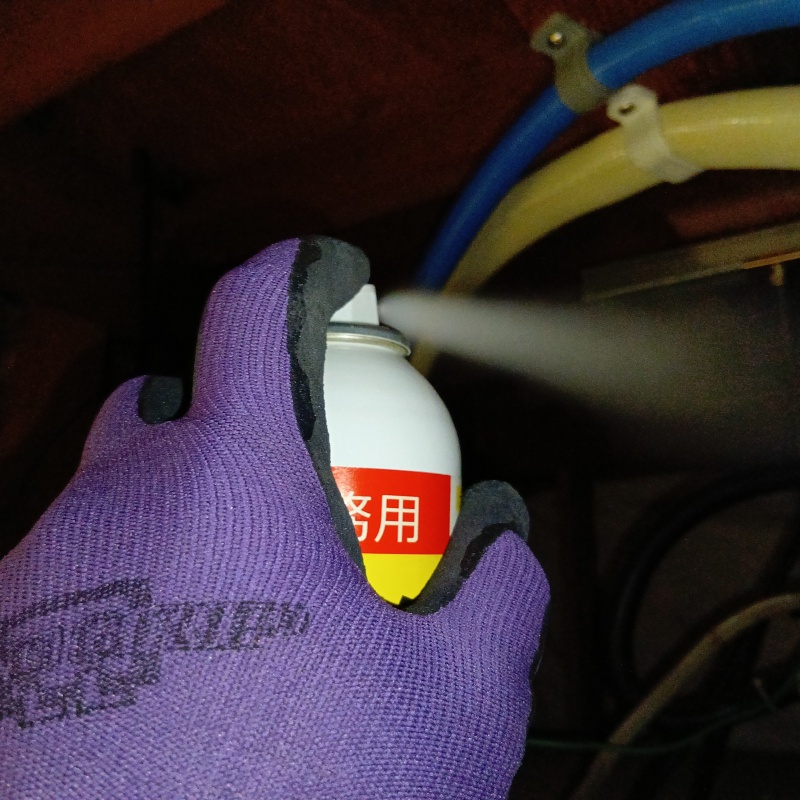 天井裏に忌避剤をスプレー