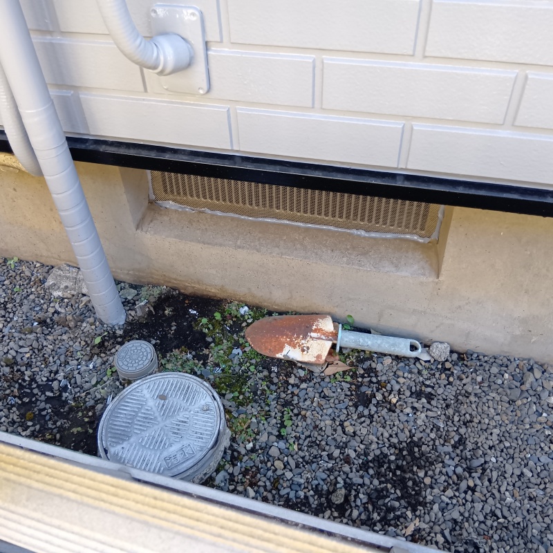 床下換気口をネットとパテで封鎖