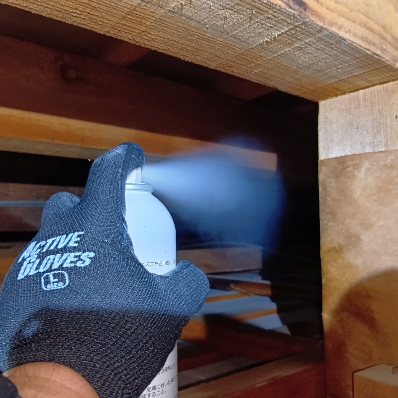 忌避スプレーを散布