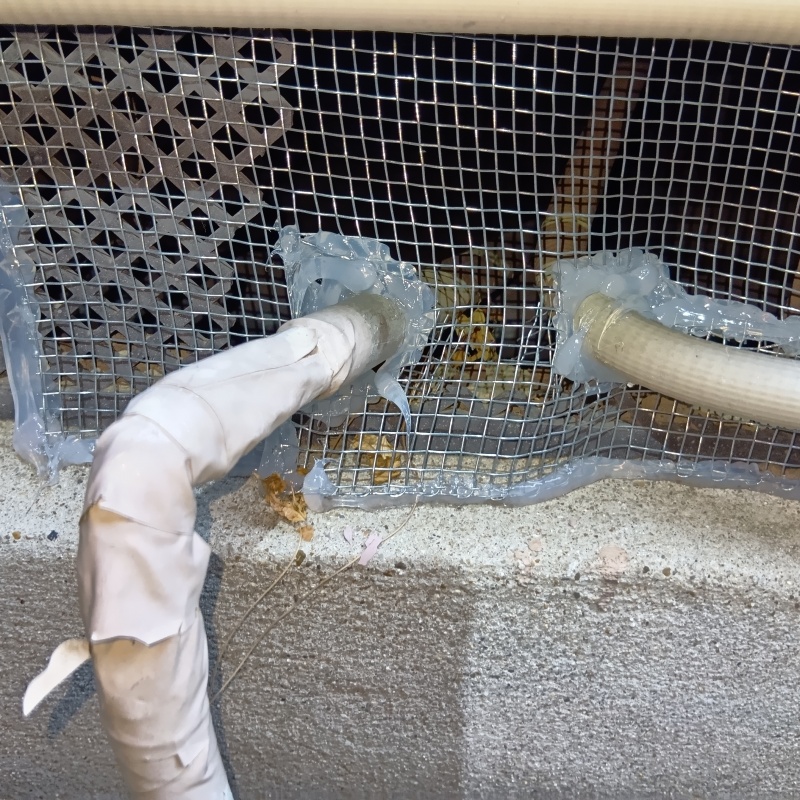 床下換気口と配管の貫通部分を封鎖