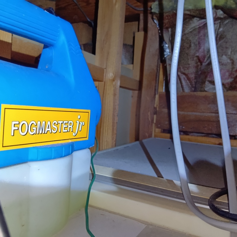 噴霧器で殺虫剤を散布