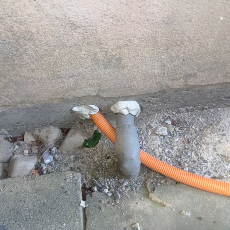 配管が通る穴のすき間を封鎖