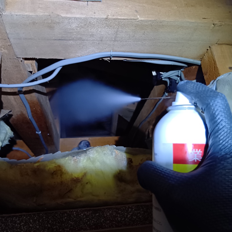 忌避スプレーを散布