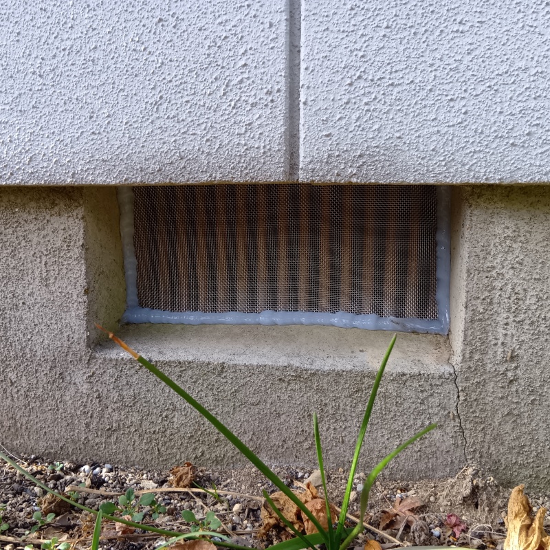床下換気口をネットとパテで封鎖
