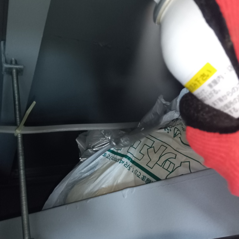 天井裏に忌避剤をスプレー