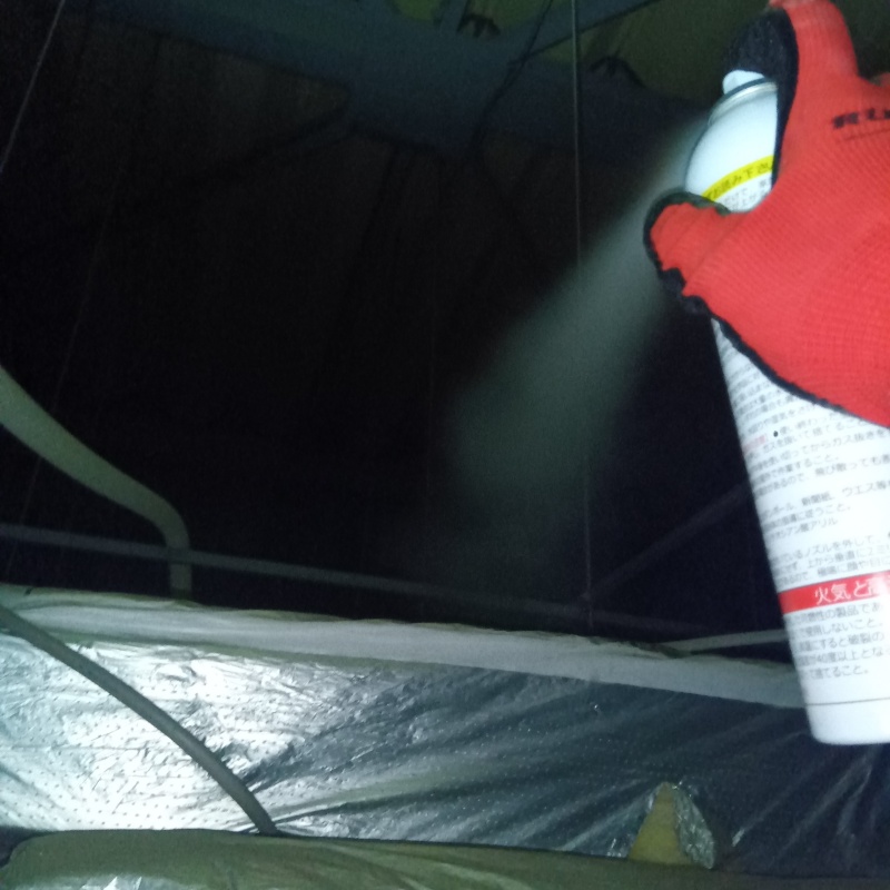 天井裏に忌避剤をスプレー