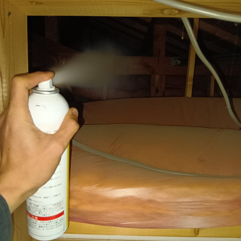 忌避スプレーを散布