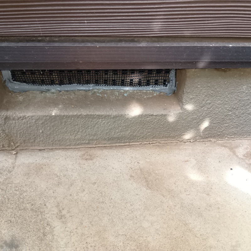 床下換気口をネットとパテで封鎖