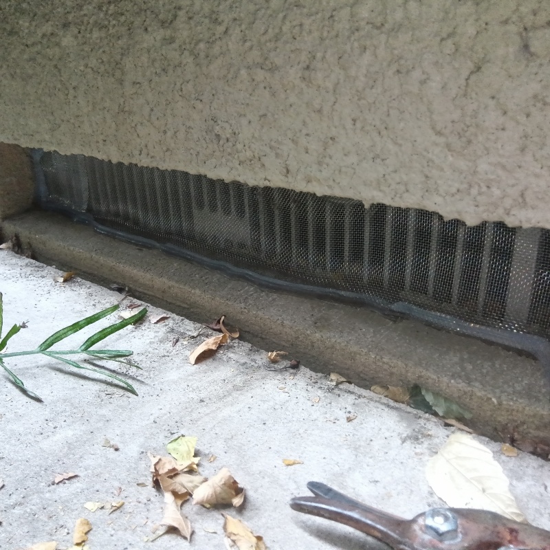 床下換気口をネットとパテで封鎖