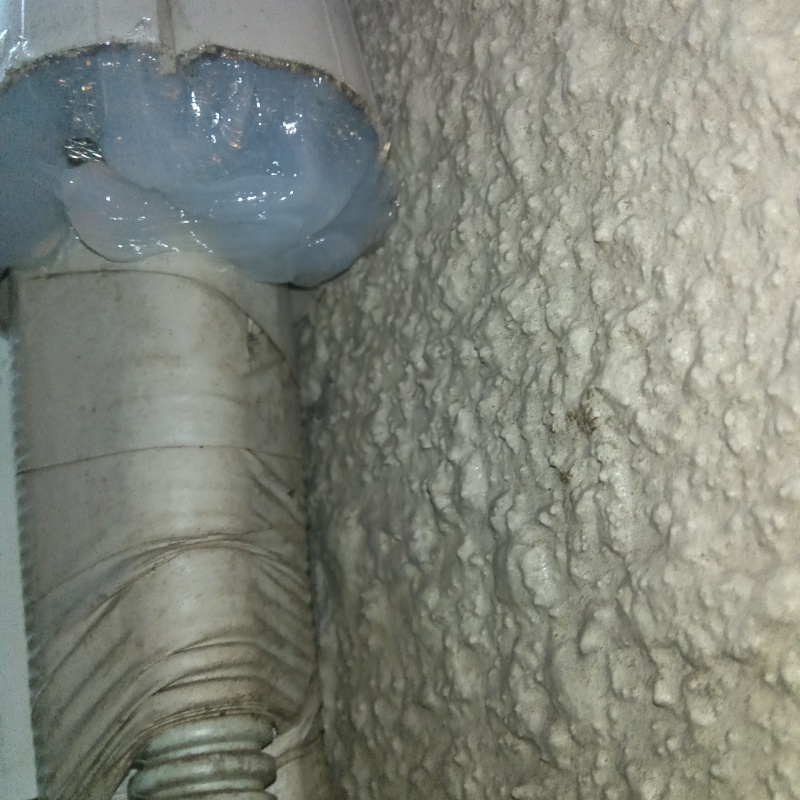 配管の導入部のすき間を封鎖