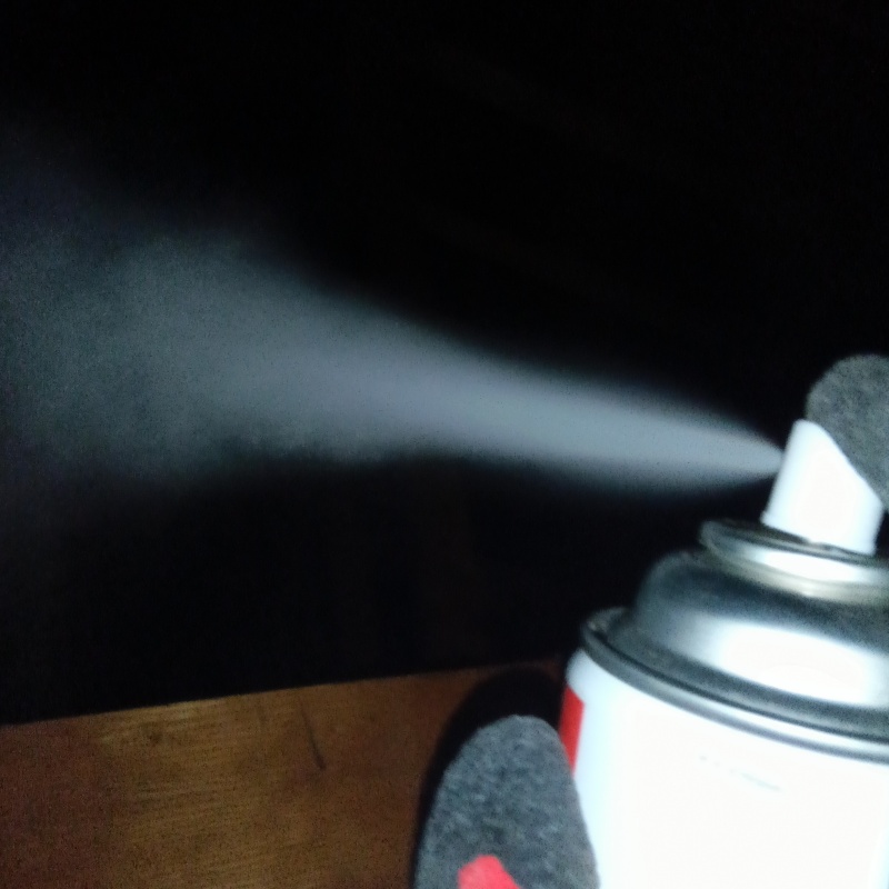 殺虫剤をスプレー