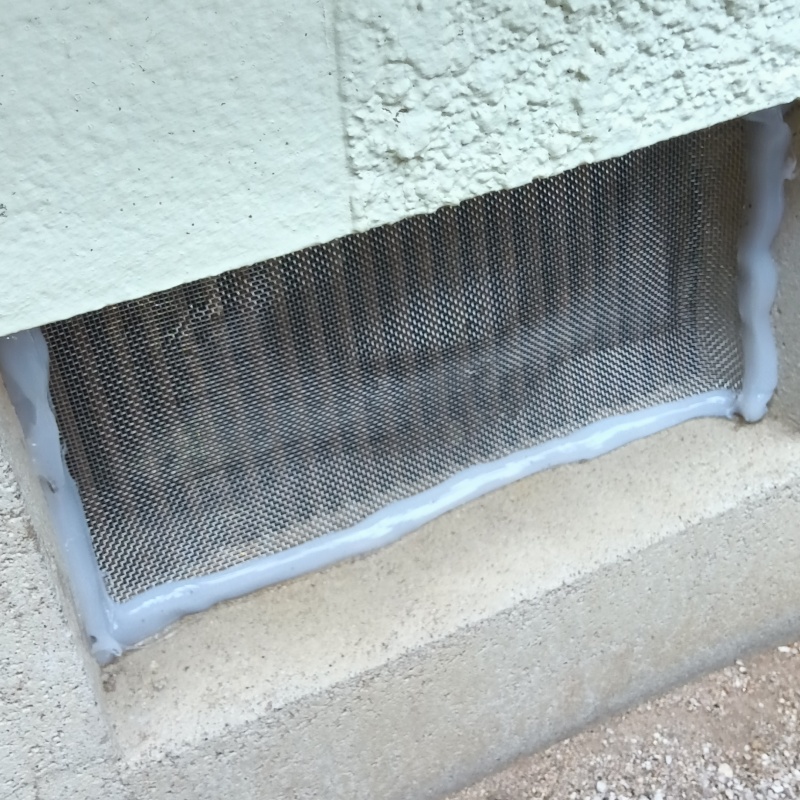 床下換気口をネットとパテで封鎖