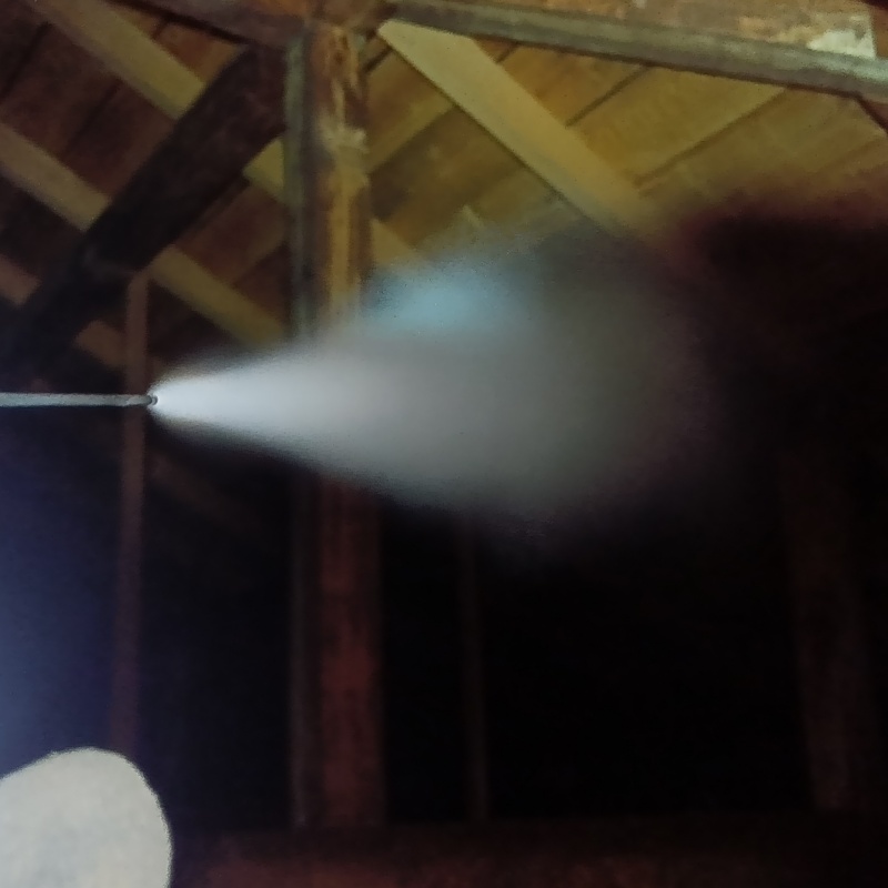 殺虫剤をスプレー