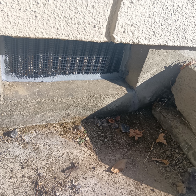 床下換気口をネットとパテで封鎖