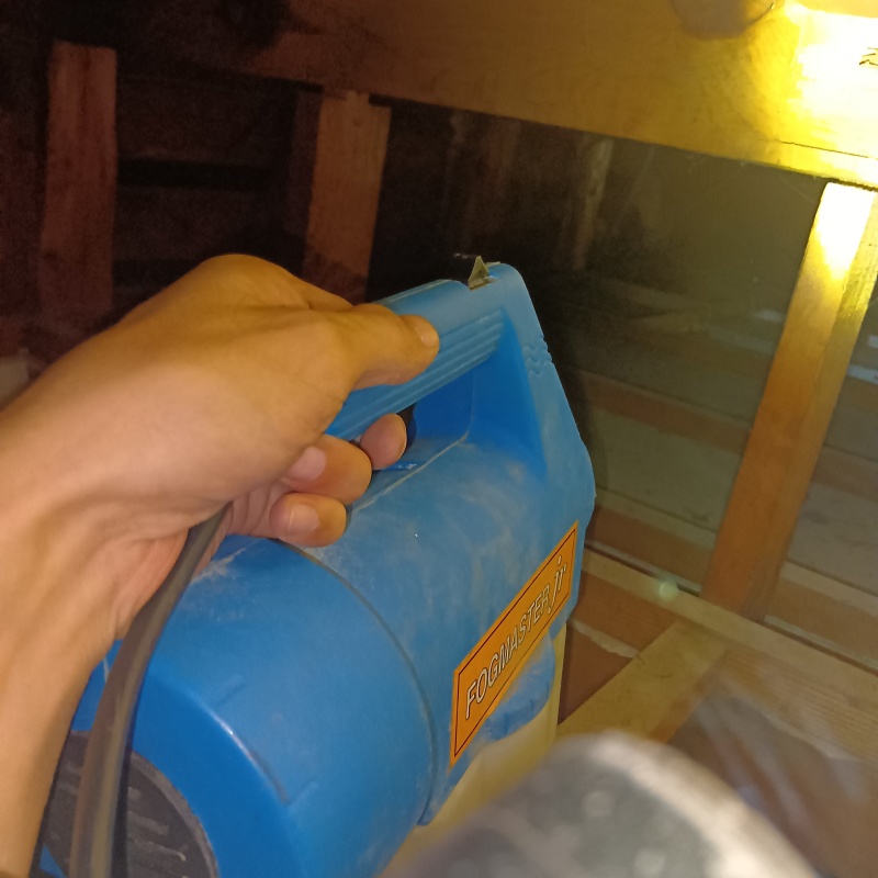 天井裏に噴霧器で除菌剤を散布