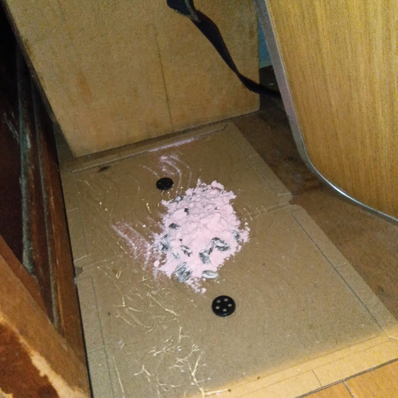 粘着シートの上に殺鼠剤を設置