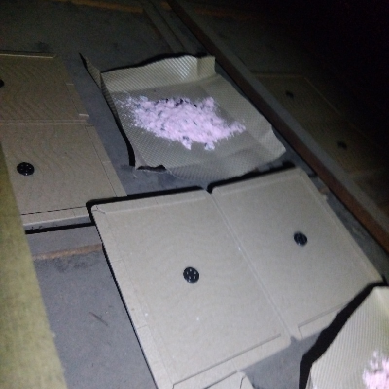 殺鼠剤のまわりに粘着シートを敷き詰めた様子