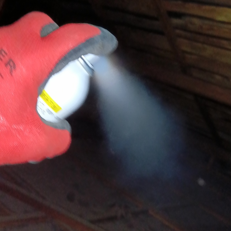 忌避スプレーを散布