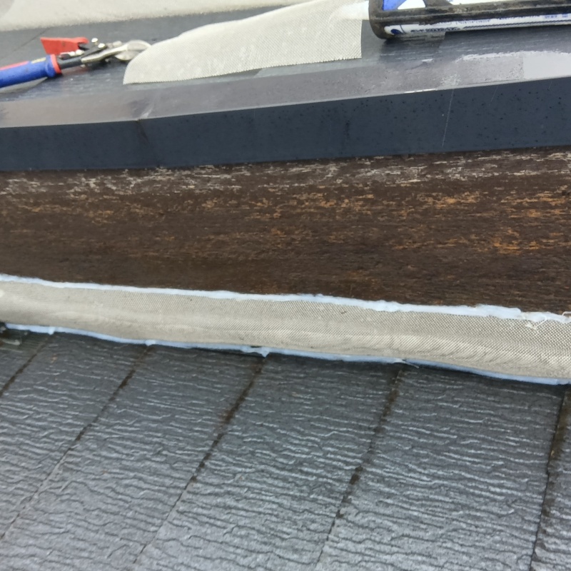 屋根のすき間をネットで封鎖