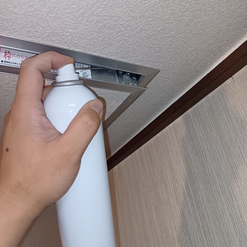 点検口から忌避スプレーを散布