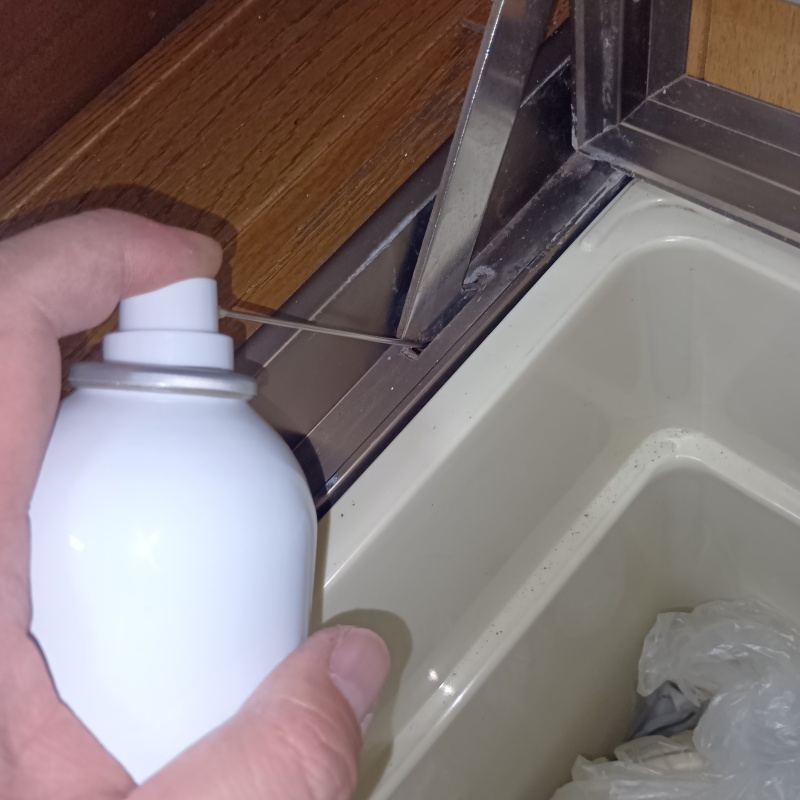 床下収納のすき間から忌避スプレーを散布