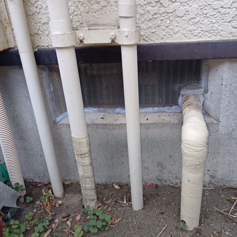 床下換気口と配管の貫通部分を封鎖