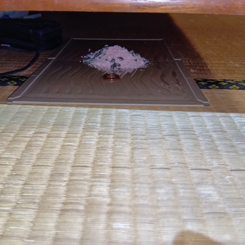 殺鼠剤を盛った粘着シートを和室に設置