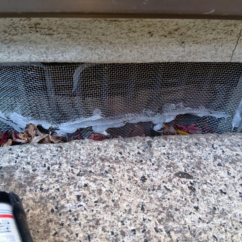 床下換気口をネットとパテで封鎖