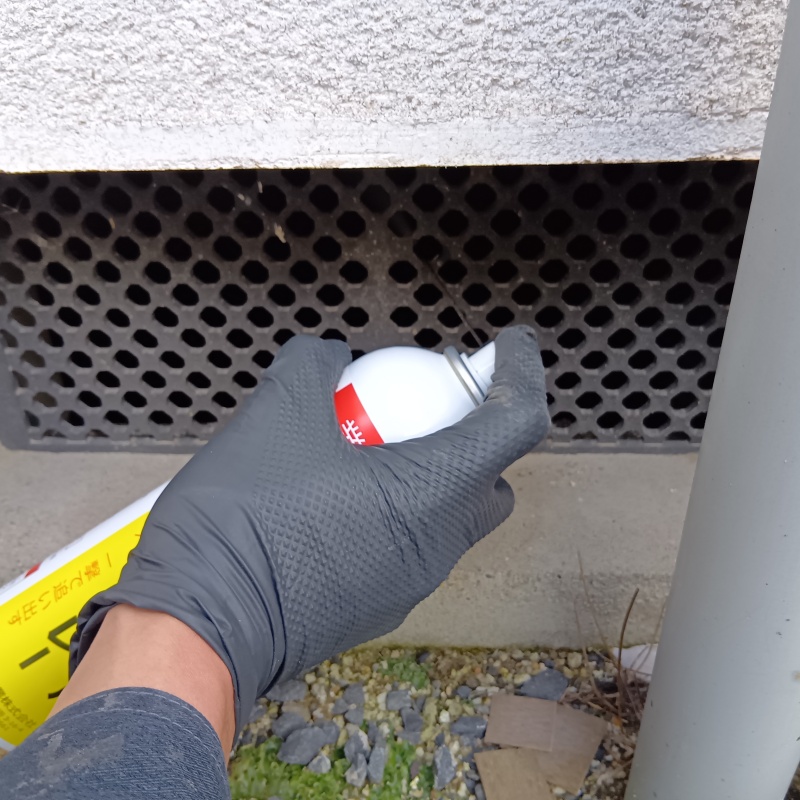 床下換気口から忌避剤をスプレー