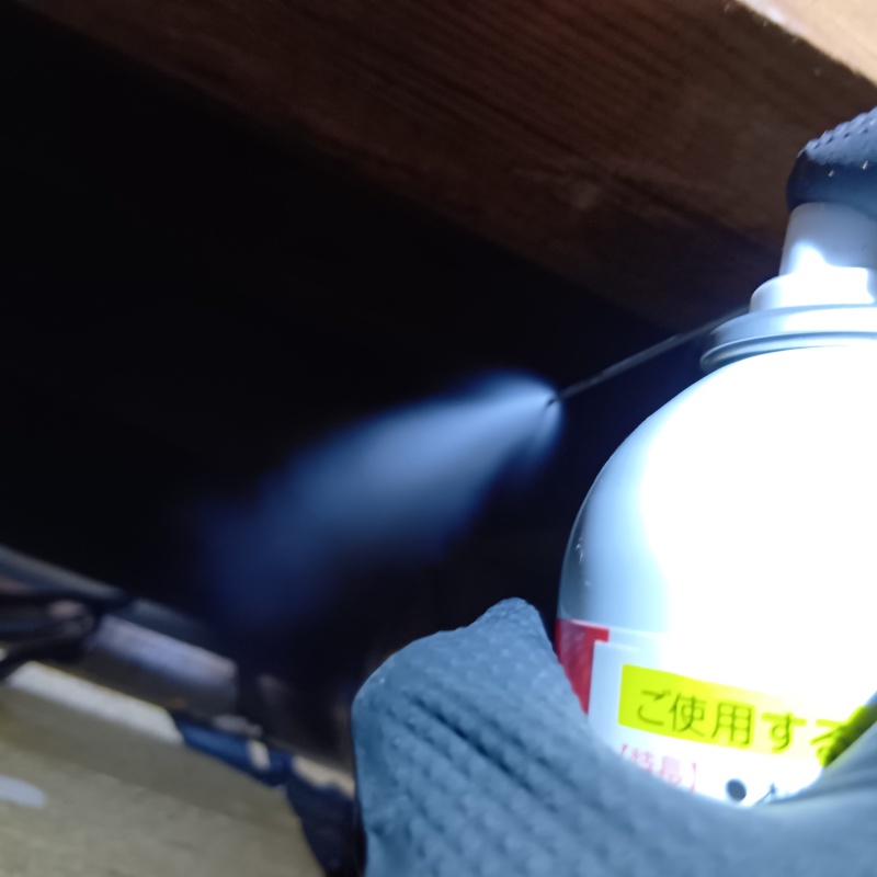 天井裏に忌避剤をスプレー