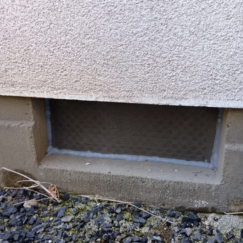 床下換気口をネットとパテで封鎖