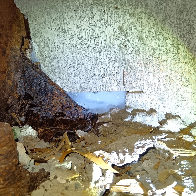 床下の壁にできた穴を封鎖