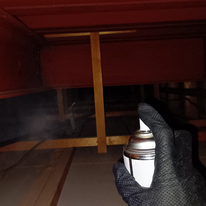 殺虫剤をスプレー