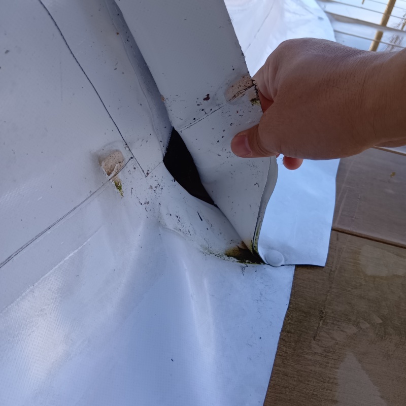 侵入口になっていたテントのつなぎ目のすき間