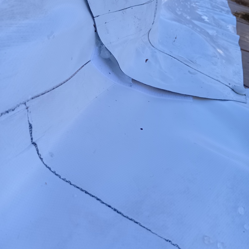 テントのつなぎ目のすき間を封鎖