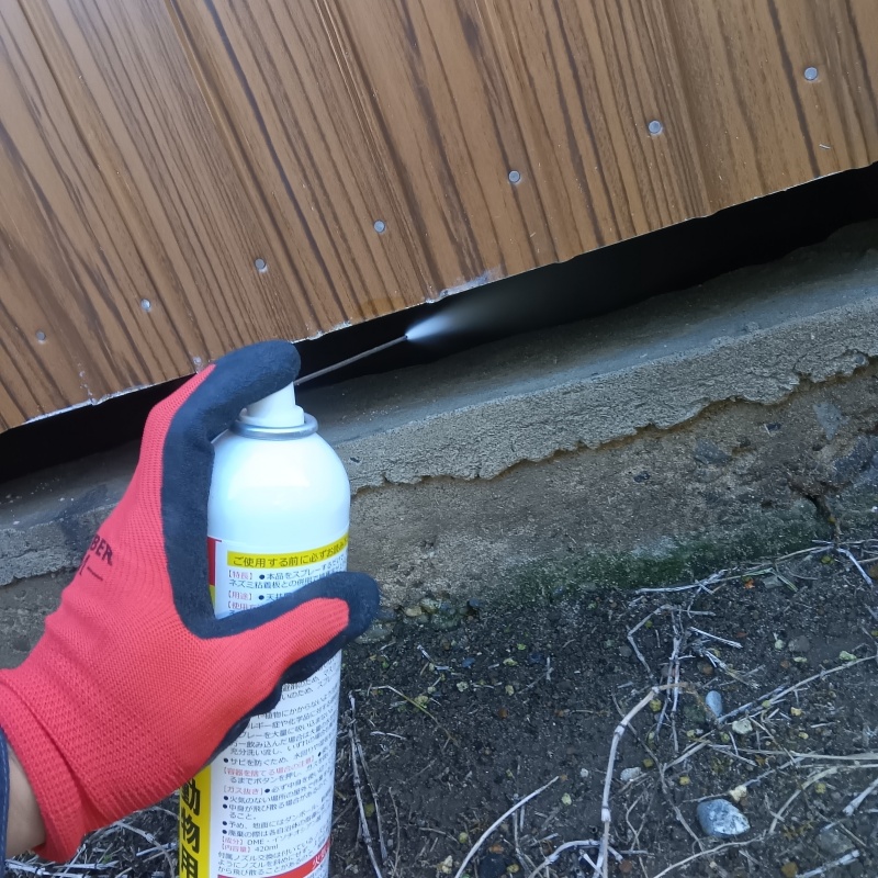 基礎部分のすき間から忌避スプレーを散布