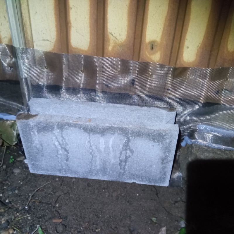 床下の開口部をネットで封鎖