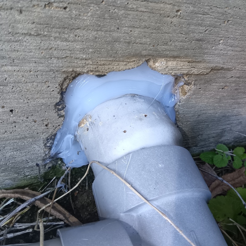 配管が通る穴のすき間を封鎖