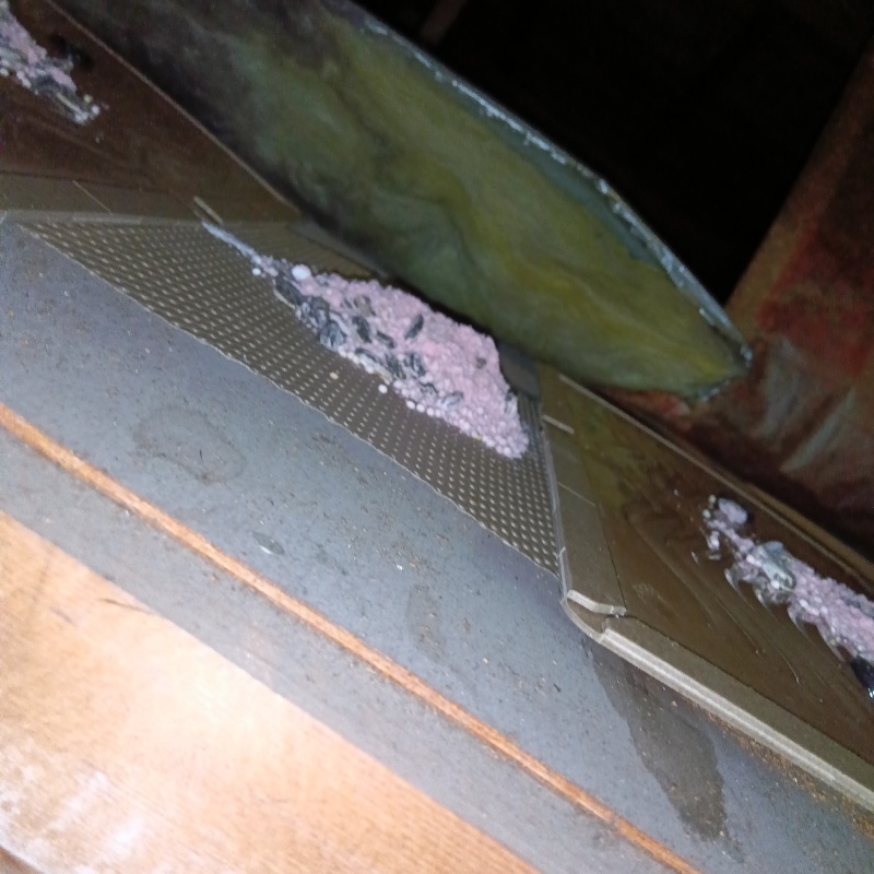 粘着シートの上に殺鼠剤を設置