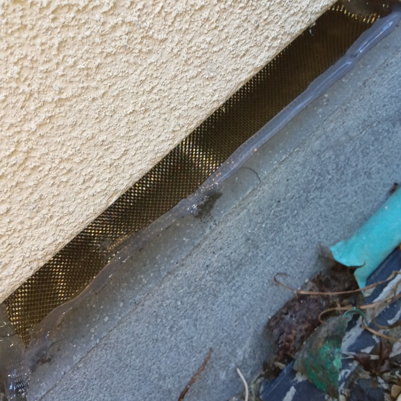 床下換気口をネットとパテで封鎖