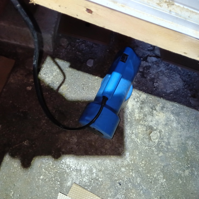 清掃後に噴霧器で除菌剤を散布