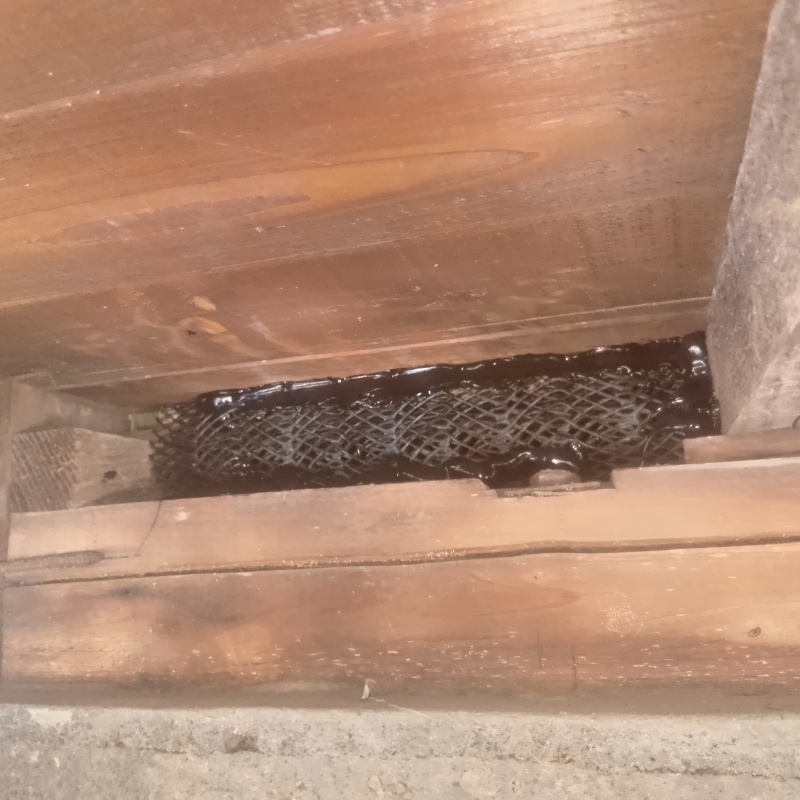 床下の開口部をネットで封鎖